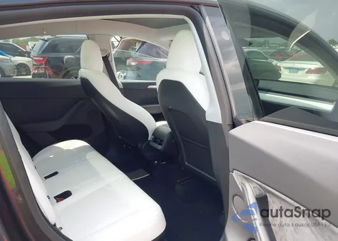 2024 Tesla Model Y Long Range Dual Motor All-Wheel Drive/Rwd z USA, uszkodzony, nr VIN 7SAYGDED7RA324921